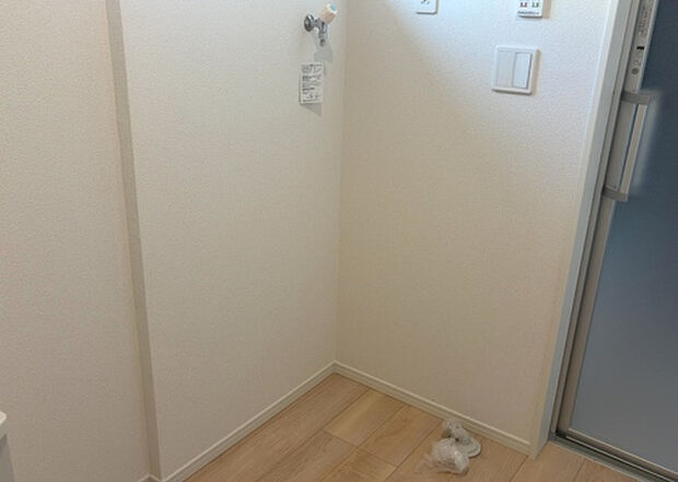 【ランドリースペース】ランドリースペースも気になります。洗濯機置場があり「洗う、干す、取り込む、アイロンがけ、たたむ」など、洗濯に関する家事をするための空間です。広さや収納など付帯設備も含めて、詳細は現地でご確認ください。