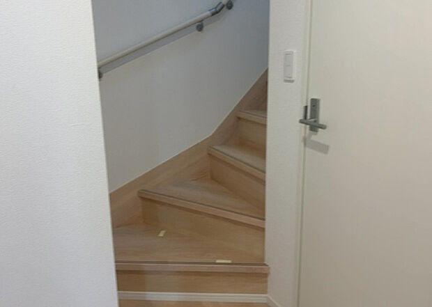 【内装】建物の上下階の通路である階段は、その位置によって動線や室内の印象が大きく左右されます。手摺にも重要な役割があり、転倒の防止・歩行や動作を円滑にして日常生活を支えることを主な目的として設置されています。