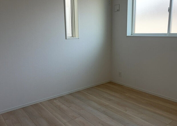 【洋室】洋室のメリットは重い家具が置きやすく、身の回りが整理しやすいことです。 床がフローリングのため畳とは異なり凹みにくいです。 クローゼットなど収納が豊富で、普段使わない旅行カバンや服の整頓も簡単にです。