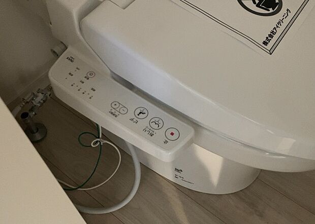 【ウォシュレット(リモコン)】ウォシュレットは、衛生面だけでなく、快適性も向上させる便利な設備です。洗浄機能の種類や水温調節機能など、様々な機能が付いたものが多くあります。リモコンも、操作が簡単で、使いやすいものを選びましょう。