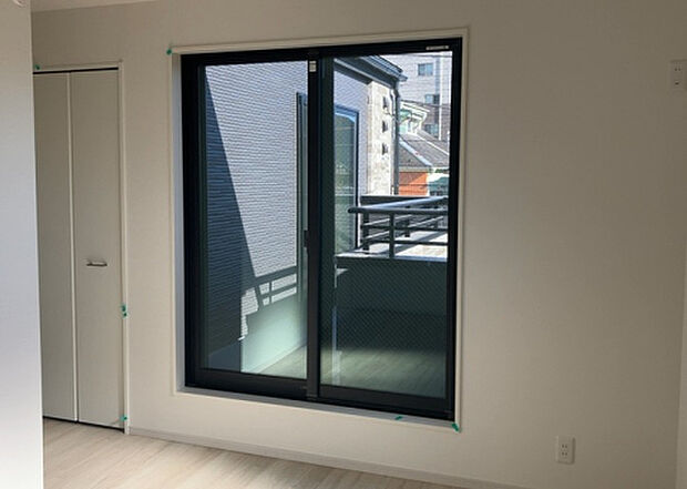 【洋室】洋室のメリットは重い家具が置きやすく、身の回りが整理しやすいことです。 床がフローリングのため畳とは異なり凹みにくいです。 クローゼットなど収納が豊富で、普段使わない旅行カバンや服の整頓も簡単にです。