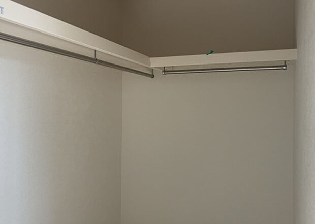 【ウォークインクローゼット】ウォークインクローゼットがあれば、クローゼット内でコーディネートが完成できますし、季節の変わり目に行う衣替えの手間も省けます。また、スーツケースなど大きいものもしまうことができ使い勝手がよいです。