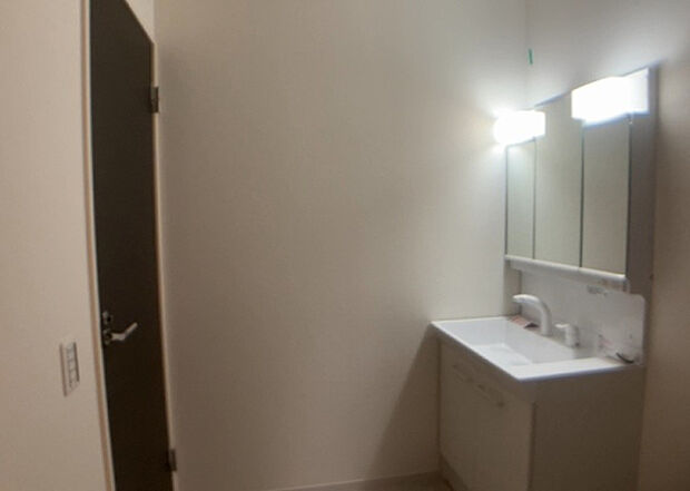 【脱衣場】多くの戸建て住宅で見かける洗面脱衣所は、洗面台と洗濯機が2畳ほどのスペースに並べられていて、洗面所が脱衣所を兼ね備えている間取りが一般的です。お客様が利用することもある、パブリックな空間でもあります。