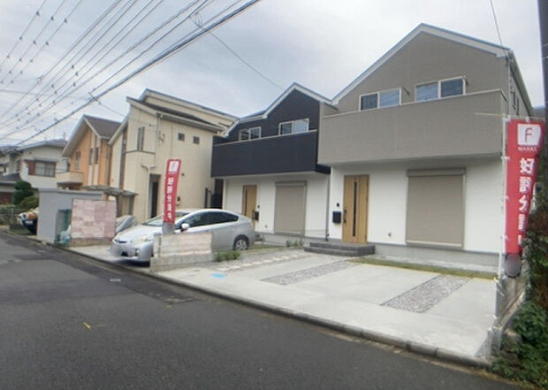 【前面道路含む現地写真_2】お持ちの車種によっては前面道路が広い方が便利でしょう。しかし、前面道路が広ければその分交通量が多くなるため、騒音などが気になる場合があります。実際に現地を見学し、周辺交通量や騒音などを確認しましょう！