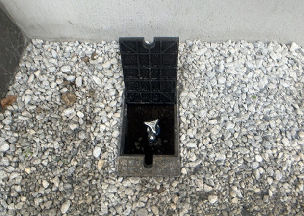 【その他設備】敷地内には、散水栓や立水栓があります。水道水を直接利用できるため、水を運ぶ手間を省くことが出来ます。大量の水を必要とする洗車作業や清掃などに役立ちます。その他設備とあわせて、現地でご確認ください。