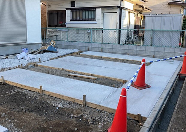 【駐車場】駐車場と明記されていても、最小スペースでつくられた駐車場だと大型車は駐車できなかったり、出入りしにくくなったりする可能性があります。お車のサイズと購入したい物件の駐車場のサイズを現地で確認しましょう。