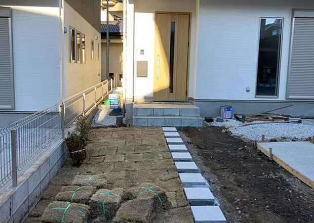 【庭】庭があることでガーデニングや家庭菜園はもちろん、こどもの遊び場やペットを放して遊ぶことができます。また、家の周囲に余裕があるということです。隣地との間があれば、十分な日当たりと、風通しが確保できます。