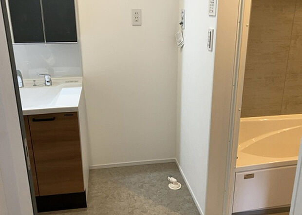 【ランドリースペース】ランドリースペースも気になります。洗濯機置場があり「洗う、干す、取り込む、アイロンがけ、たたむ」など、洗濯に関する家事をするための空間です。広さや収納など付帯設備も含めて、詳細は現地でご確認ください。