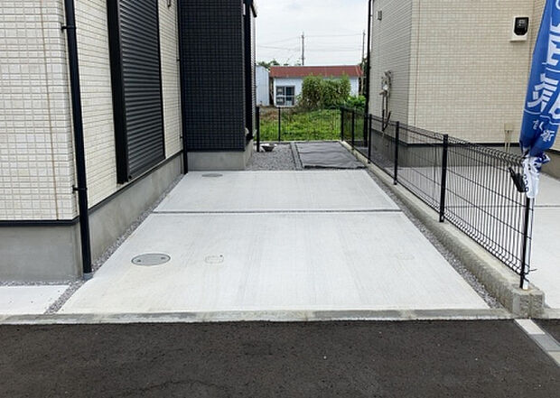 【駐車場】駐車場と明記されていても、最小スペースでつくられた駐車場だと大型車は駐車できなかったり、出入りしにくくなったりする可能性があります。お車のサイズと購入したい物件の駐車場のサイズを現地で確認しましょう。