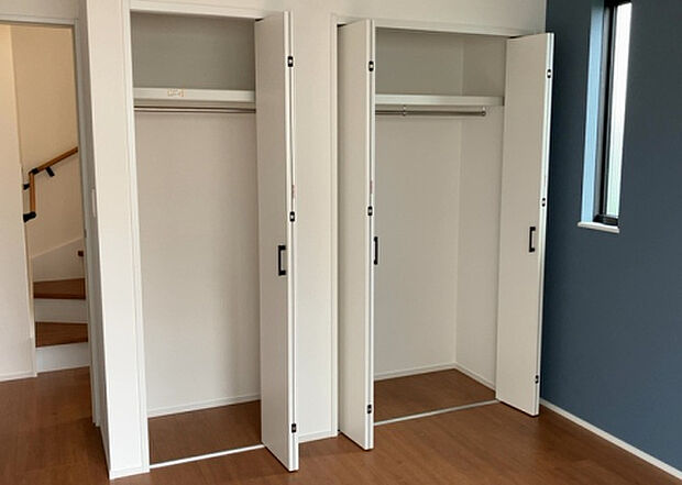 【ウォークインクローゼット】ウォークインクローゼットがあれば、クローゼット内でコーディネートが完成できますし、季節の変わり目に行う衣替えの手間も省けます。また、スーツケースなど大きいものもしまうことができ使い勝手がよいです。