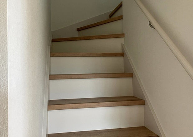 【内装】建物の上下階の通路である階段は、その位置によって動線や室内の印象が大きく左右されます。手摺にも重要な役割があり、転倒の防止・歩行や動作を円滑にして日常生活を支えることを主な目的として設置されています。