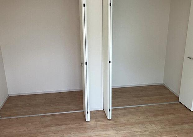 【ウォークインクローゼット】ウォークインクローゼットがあれば、クローゼット内でコーディネートが完成できますし、季節の変わり目に行う衣替えの手間も省けます。また、スーツケースなど大きいものもしまうことができ使い勝手がよいです。