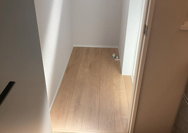 【脱衣場】多くの戸建て住宅で見かける洗面脱衣所は、洗面台と洗濯機が2畳ほどのスペースに並べられていて、洗面所が脱衣所を兼ね備えている間取りが一般的です。お客様が利用することもある、パブリックな空間でもあります。