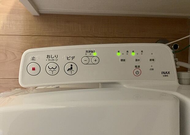 【ウォシュレット（リモコン）】ウォシュレットは、衛生面だけでなく、快適性も向上させる便利な設備です。洗浄機能の種類や水温調節機能など、様々な機能が付いたものが多くあります。リモコンも、操作が簡単で、使いやすいものを選びましょう。