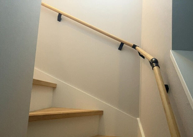 【内装】建物の上下階の通路である階段は、その位置によって動線や室内の印象が大きく左右されます。手摺にも重要な役割があり、転倒の防止・歩行や動作を円滑にして日常生活を支えることを主な目的として設置されています。
