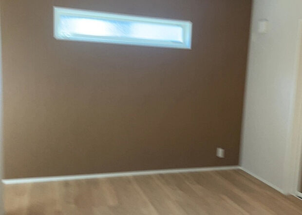 【洋室】洋室のメリットは重い家具が置きやすく、身の回りが整理しやすいことです。 床がフローリングのため畳とは異なり凹みにくいです。 クローゼットなど収納が豊富で、普段使わない旅行カバンや服の整頓も簡単にです。