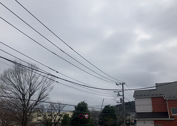 【物件からの展望】眺望を気にして物件を探す場合、前面に建物が建っていないか現地で確認しましょう！前面に建物があると景色はもちろん、日当たりや風通しにも影響が出てきます。住んだ時のことを想像しながら現地見学をしましょう。