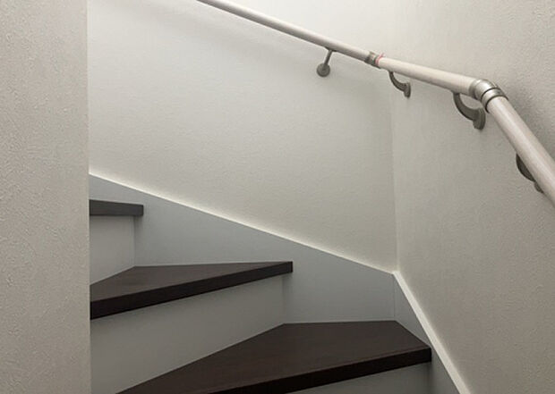 【内装】建物の上下階の通路である階段は、その位置によって動線や室内の印象が大きく左右されます。手摺にも重要な役割があり、転倒の防止・歩行や動作を円滑にして日常生活を支えることを主な目的として設置されています。