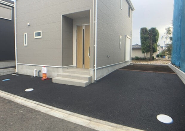 【駐車場】駐車場と明記されていても、最小スペースでつくられた駐車場だと大型車は駐車できなかったり、出入りしにくくなったりする可能性があります。お車のサイズと購入したい物件の駐車場のサイズを現地で確認しましょう。