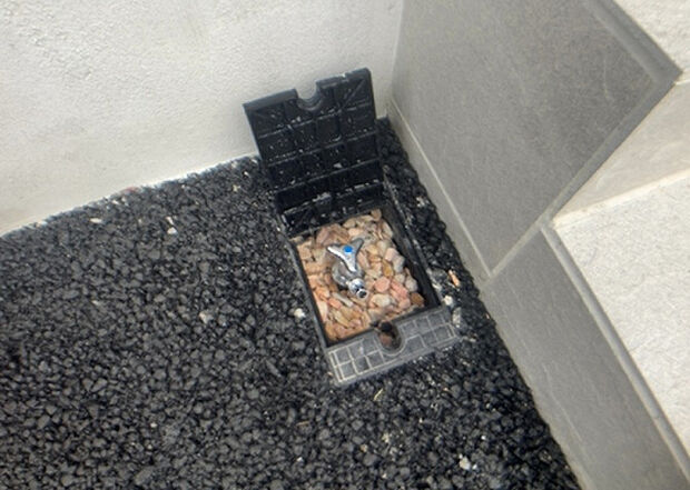 【その他設備】敷地内には、散水栓や立水栓があります。水道水を直接利用できるため、水を運ぶ手間を省くことが出来ます。大量の水を必要とする洗車作業や清掃などに役立ちます。その他設備とあわせて、現地でご確認ください。