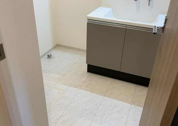 【脱衣場】多くの戸建て住宅で見かける洗面脱衣所は、洗面台と洗濯機が2畳ほどのスペースに並べられていて、洗面所が脱衣所を兼ね備えている間取りが一般的です。お客様が利用することもある、パブリックな空間でもあります。