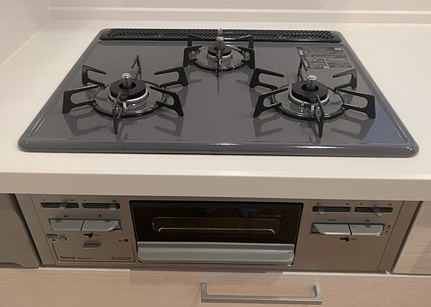 【キッチンコンロ】キッチンコンロは、料理の質を大きく左右する重要な設備です。火力調整のしやすさ、グリル機能の有無、安全装置の充実度など、選ぶポイントがたくさんあります。特に、IHクッキングヒーターは、お手入れのしやすさや安全性が高く、近年人気が高まっています。