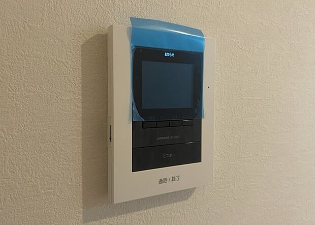 【ＴＶモニター付きインターホン】TVモニター付きインターホンは、来訪者の顔を確認できるだけでなく、音声でやり取りすることもできるため、セキュリティ面で安心できる設備です。モニター画面が大きく見やすいもの、夜間でも来訪者をしっかりと確認できるものなど、機能性を重視したいところです。