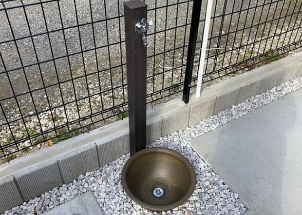 【その他設備】敷地内には、散水栓や立水栓があります。水道水を直接利用できるため、水を運ぶ手間を省くことが出来ます。大量の水を必要とする洗車作業や清掃などに役立ちます。その他設備とあわせて、現地でご確認ください。