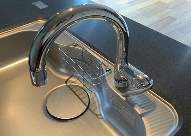 【キッチン水栓】キッチン水栓は、毎日必ず使うものだからこそ、使いやすさが重要です。シャワーヘッドの切り替えがスムーズか、吐水量が調節できるか、水しぶきが飛び散りにくい構造か、浄水機能が付いているかなど、日々の家事を快適にするための機能が数多くあります。また、デザインも多種多様なので、キッチン全体の雰囲気に合わせたものを選ぶことができます。