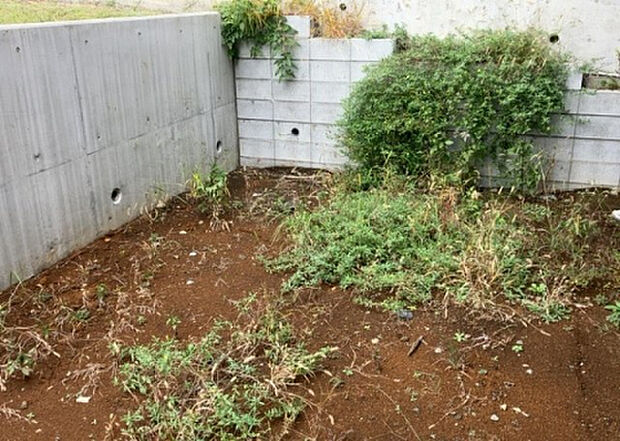 【庭】庭があることでガーデニングや家庭菜園はもちろん、こどもの遊び場やペットを放して遊ぶことができます。また、家の周囲に余裕があるということです。隣地との間があれば、十分な日当たりと、風通しが確保できます。