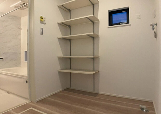 【脱衣場】多くの戸建て住宅で見かける洗面脱衣所は、洗面台と洗濯機が2畳ほどのスペースに並べられていて、洗面所が脱衣所を兼ね備えている間取りが一般的です。お客様が利用することもある、パブリックな空間でもあります。