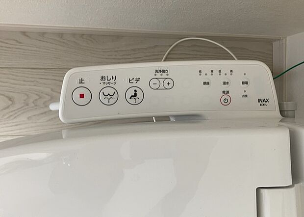 【ウォシュレット(リモコン)】ウォシュレットは、衛生面だけでなく、快適性も向上させる便利な設備です。洗浄機能の種類や水温調節機能など、様々な機能が付いたものが多くあります。リモコンも、操作が簡単で、使いやすいものを選びましょう。