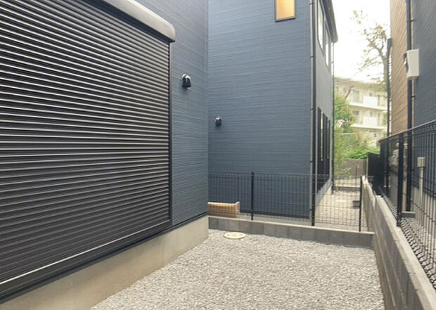 【庭】庭があることでガーデニングや家庭菜園はもちろん、こどもの遊び場やペットを放して遊ぶことができます。また、家の周囲に余裕があるということです。隣地との間があれば、十分な日当たりと、風通しが確保できます。