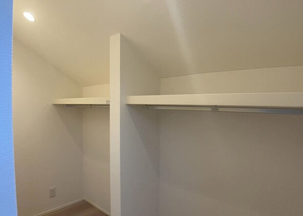 【ウォークインクローゼット】ウォークインクローゼットがあれば、クローゼット内でコーディネートが完成できますし、季節の変わり目に行う衣替えの手間も省けます。また、スーツケースなど大きいものもしまうことができ使い勝手がよいです。