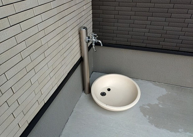 【その他設備】敷地内には、散水栓や立水栓があります。水道水を直接利用できるため、水を運ぶ手間を省くことが出来ます。大量の水を必要とする洗車作業や清掃などに役立ちます。その他設備とあわせて、現地でご確認ください。