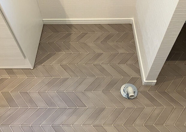 【ランドリースペース】ランドリースペースも気になります。洗濯機置場があり「洗う、干す、取り込む、アイロンがけ、たたむ」など、洗濯に関する家事をするための空間です。広さや収納など付帯設備も含めて、詳細は現地でご確認ください。