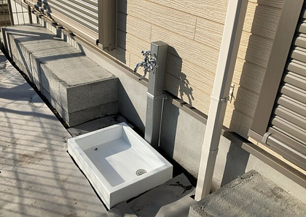 【その他設備】敷地内には、散水栓や立水栓があります。水道水を直接利用できるため、水を運ぶ手間を省くことが出来ます。大量の水を必要とする洗車作業や清掃などに役立ちます。その他設備とあわせて、現地でご確認ください。