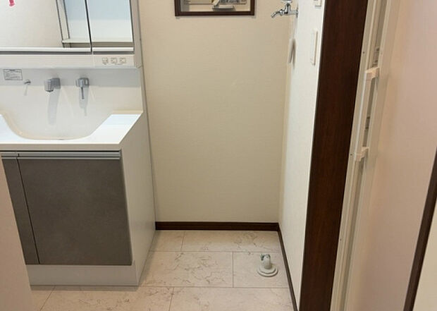 【ランドリースペース】ランドリースペースも気になります。洗濯機置場があり「洗う、干す、取り込む、アイロンがけ、たたむ」など、洗濯に関する家事をするための空間です。広さや収納など付帯設備も含めて、詳細は現地でご確認ください。