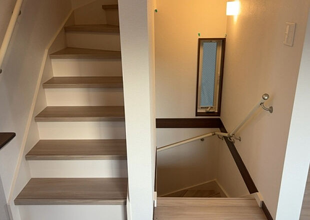 【内装】建物の上下階の通路である階段は、その位置によって動線や室内の印象が大きく左右されます。手摺にも重要な役割があり、転倒の防止・歩行や動作を円滑にして日常生活を支えることを主な目的として設置されています。