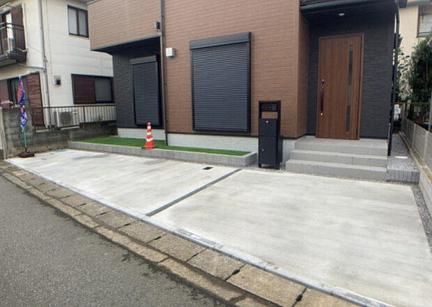 【駐車場】駐車場と明記されていても、最小スペースでつくられた駐車場だと大型車は駐車できなかったり、出入りしにくくなったりする可能性があります。お車のサイズと購入したい物件の駐車場のサイズを現地で確認しましょう。