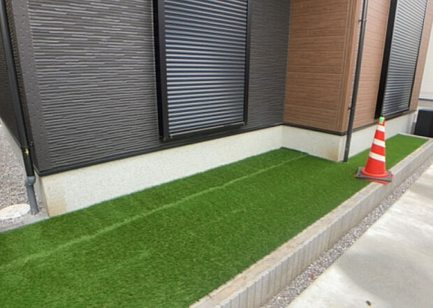 【庭】庭があることでガーデニングや家庭菜園はもちろん、こどもの遊び場やペットを放して遊ぶことができます。また、家の周囲に余裕があるということです。隣地との間があれば、十分な日当たりと、風通しが確保できます。