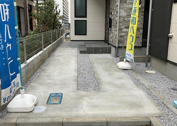 【駐車場】駐車場と明記されていても、最小スペースでつくられた駐車場だと大型車は駐車できなかったり、出入りしにくくなったりする可能性があります。お車のサイズと購入したい物件の駐車場のサイズを現地で確認しましょう。