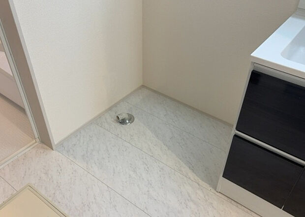 【ランドリースペース】ランドリースペースも気になります。洗濯機置場があり「洗う、干す、取り込む、アイロンがけ、たたむ」など、洗濯に関する家事をするための空間です。広さや収納など付帯設備も含めて、詳細は現地でご確認ください。