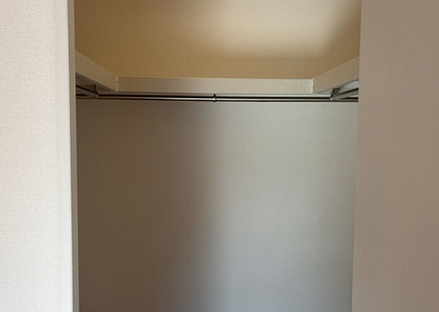 【ウォークインクローゼット】ウォークインクローゼットがあれば、クローゼット内でコーディネートが完成できますし、季節の変わり目に行う衣替えの手間も省けます。また、スーツケースなど大きいものもしまうことができ使い勝手がよいです。