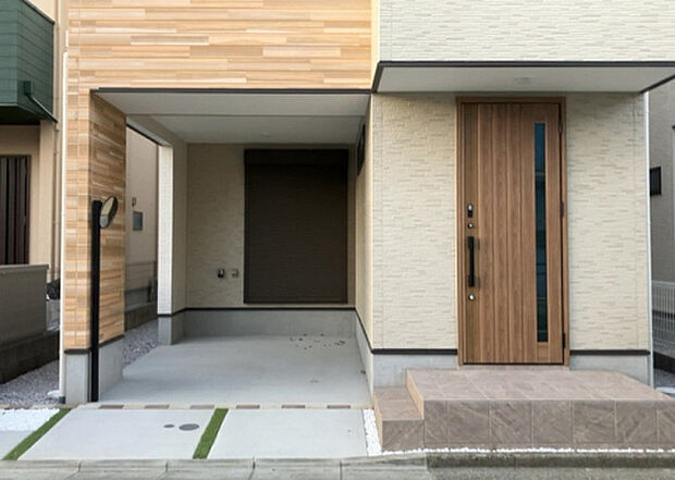 【前面道路含む現地写真_2】お持ちの車種によっては前面道路が広い方が便利でしょう。しかし、前面道路が広ければその分交通量が多くなるため、騒音などが気になる場合があります。実際に現地を見学し、周辺交通量や騒音などを確認しましょう！