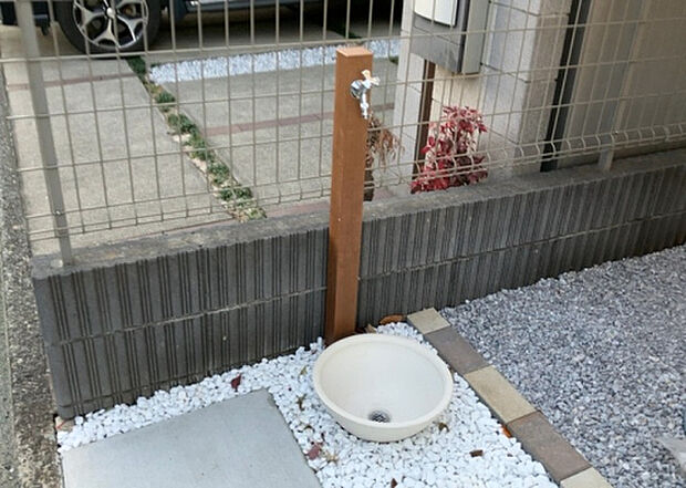 【その他設備】敷地内には、散水栓や立水栓があります。水道水を直接利用できるため、水を運ぶ手間を省くことが出来ます。大量の水を必要とする洗車作業や清掃などに役立ちます。その他設備とあわせて、現地でご確認ください。