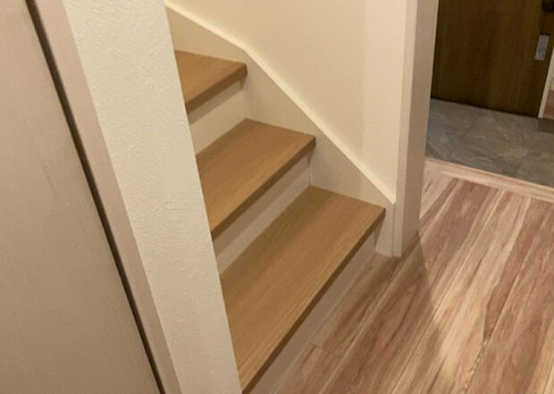 【内装】建物の上下階の通路である階段は、その位置によって動線や室内の印象が大きく左右されます。手摺にも重要な役割があり、転倒の防止・歩行や動作を円滑にして日常生活を支えることを主な目的として設置されています。