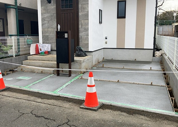 【駐車場】駐車場と明記されていても、最小スペースでつくられた駐車場だと大型車は駐車できなかったり、出入りしにくくなったりする可能性があります。お車のサイズと購入したい物件の駐車場のサイズを現地で確認しましょう。