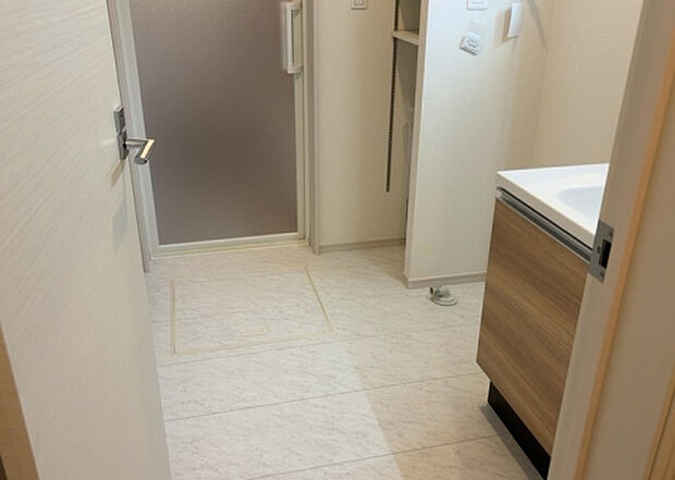 【脱衣場】多くの戸建て住宅で見かける洗面脱衣所は、洗面台と洗濯機が2畳ほどのスペースに並べられていて、洗面所が脱衣所を兼ね備えている間取りが一般的です。お客様が利用することもある、パブリックな空間でもあります。