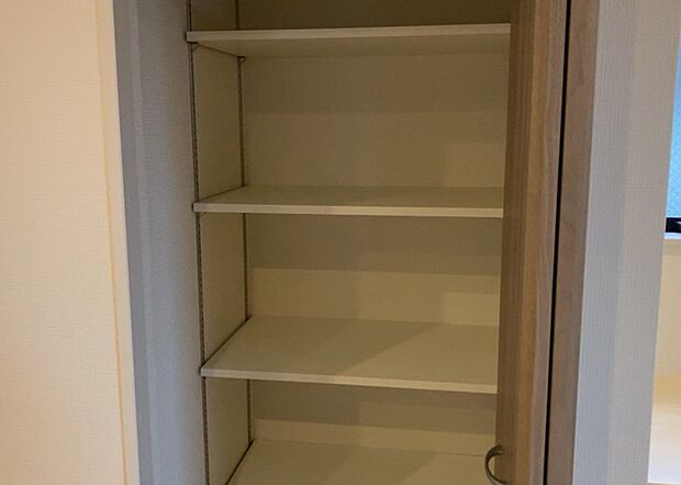 【キッチン床下収納】キッチン床下収納は、調理器具や食器などをスッキリと収納できる便利なスペースです。収納量が多いもの、引き出しがスムーズに開閉するものなど、使い勝手の良いものを選ぶことが大切です。また、湿気がこもりやすい場所なので、通気性の良いものを選ぶこともおすすめです。